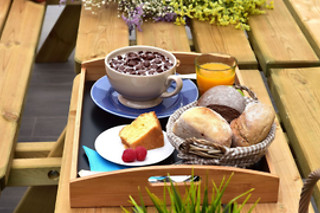 Uma noite com pequeno-almoço para 2 adultos e 1 criança | Mercearia d'Alegria Boutique B&B (Peniche, Leiria)