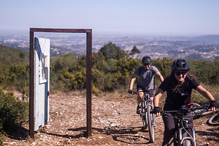 Tour de E-bike por Óbidos sem guia com Prova de vinhos para 1 | Somewhere Center (Maceira, Leiria)
