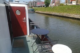 B3  (Bed & Breakfast Boat)