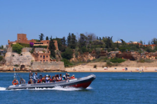 Um passeio pelas grutas de Benagil para 1 adulto e 1 criança em Seadolphins Algarve em Portimão (Faro)