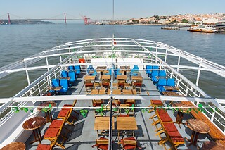 Passeio de barco no Rio Tejo: de Alfama à Torre de Belém | 1 adulto + 1 criança - 2h | Veltagus