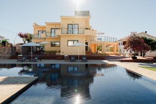 Uma noite em suite King com pequeno-almoço para 2 | Villa dos R's (Avis)