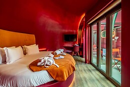 Cherry Sculpture Hotel