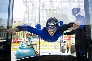 Experiencia de voo deluxe em Túnel de Vento para 1 adulto e 1 criança | DreamFly Indoor Skydiving Lisboa (Rio de Mouro, Sintra)