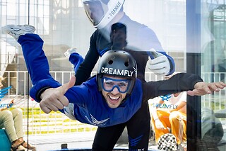 Experiencia de voo deluxe em Túnel de Vento para 1 adulto e 1 criança | DreamFly Indoor Skydiving Lisboa (Rio de Mouro, Sintra)