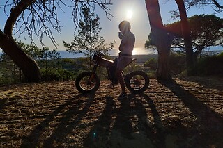 Passeio de E-bike Ride & Surf (4h) para 1 | ECoasters Tours (Charneca da Caparica)