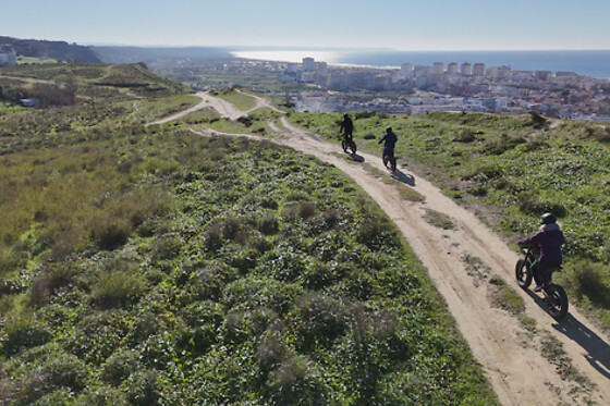 Passeio de E-bike Ride & Surf (4h) para 1 | ECoasters Tours (Charneca da Caparica)
