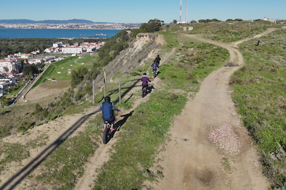 Passeio de E-bike Ride & Surf (4h) para 1 | ECoasters Tours (Charneca da Caparica)
