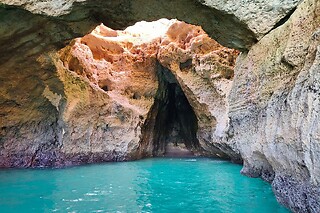 asseio de barco (1h) às grutas entre Armação de Pêra e Benagil para 2 |  Aurora Boat Trips (Armação de Pêra)