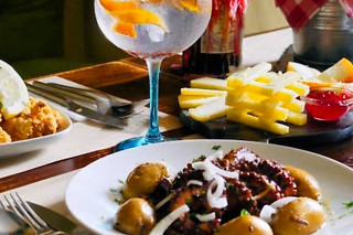 Tapas Tradicionais com Opção de Fado ao Vivo para 2 | Arcaz Velho, Alfama (Lisboa)