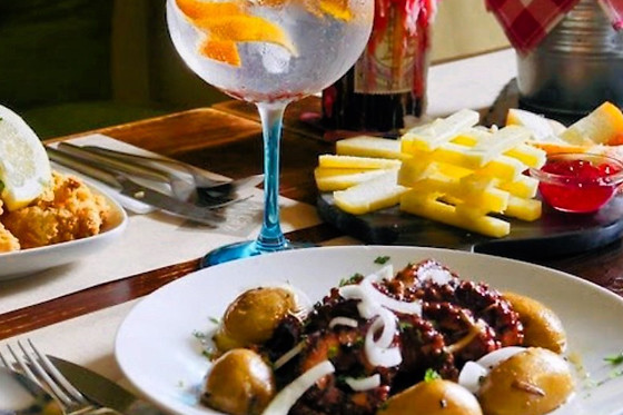 Tapas Tradicionais com Opção de Fado ao Vivo para 2 | Arcaz Velho, Alfama (Lisboa)