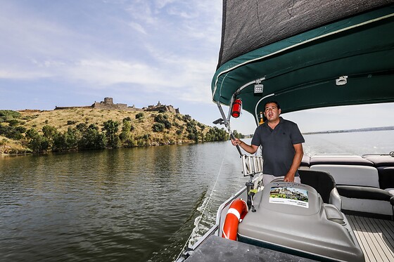 Passeio de barco pela barragem do Alqueva para 2 by Pata Larga em Juromenha (Évora)