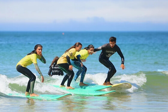 Uma aula de surf (1h30) para 2 | Carcavelos Surf School (Carcavelos, Lisboa)