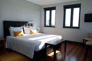 Estadia com pequeno-almoço + Aula de Surf para 2 na Costa da Caparica | Villa Caparica Hostel