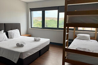 Estadia com pequeno-almoço + Aula de Surf para 2 na Costa da Caparica | Villa Caparica Hostel