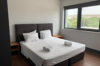 Estadia com pequeno-almoço + Aula de Surf para 2 na Costa da Caparica | Villa Caparica Hostel