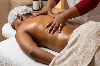 Uma massagem desportiva e relaxante corpo inteiro (50m) para 1 | Clínica Morabeza Bem Estar (Amadora)