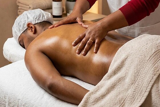 Uma massagem desportiva e relaxante corpo inteiro (50m) para 1 | Clínica Morabeza Bem Estar (Amadora)
