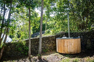 Uma noite em casa ecológica com pequeno-almoço para 2 adultos e 1 criança em Quinta do Abacate Glamping Park em Angra do Heroísmo (Açores)