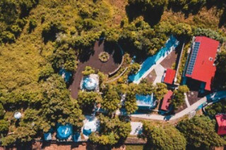 Uma noite em casa ecológica com pequeno-almoço para 2 adultos e 1 criança em Quinta do Abacate Glamping Park em Angra do Heroísmo (Açores)