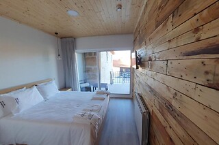 Uma Noite em Quarto Duplo c/ Pequeno-Almoço + Cabaz Regional para 2 | Casa da Marquinhas, Lama de Ouriço (Vila Real)