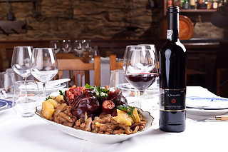 Degustação de enchidos e vinho com visita guiada à Fábrica para 2 | Restaurante Típico D. Roberto em Bragança