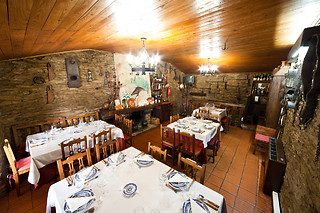 Degustação de enchidos e vinho com visita guiada à Fábrica para 2 | Restaurante Típico D. Roberto em Bragança