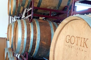 Prova de gin e vinho + Tábua premium para 2 | Gotik Destilaria (Santarém)