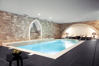 Uma noite em quarto duplo/twin com pequeno almoço para 2 em Real Abadia, Congress & Spa Hotel**** em Alcobaça (Leiria)