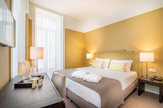 Uma noite em quarto duplo com pequeno-almoço para 2 | Universal Boutique Hotel (Figueira da Foz)