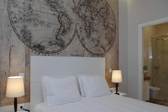 Uma noite em quarto duplo com detalhe romântico | Marina Charming House (Figueira da Foz)