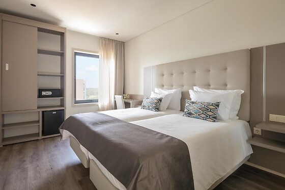 Uma noite em quarto duplo/twin + Tábua de queijos e cálice de vinho do Porto | Oporto Airport & Business Hotel (Maia, Porto)
