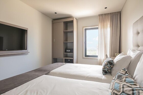 Uma noite em quarto duplo/twin + Tábua de queijos e cálice de vinho do Porto | Oporto Airport & Business Hotel (Maia, Porto)