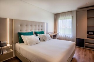 Uma noite em quarto duplo/twin + Tábua de queijos e cálice de vinho do Porto | Oporto Airport & Business Hotel (Maia, Porto)
