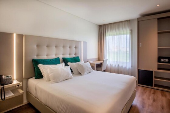Uma noite em quarto duplo/twin + Tábua de queijos e cálice de vinho do Porto | Oporto Airport & Business Hotel (Maia, Porto)