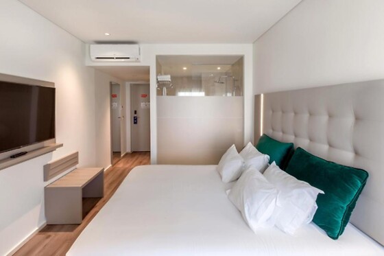 Uma noite em quarto duplo/twin + Tábua de queijos e cálice de vinho do Porto | Oporto Airport & Business Hotel (Maia, Porto)