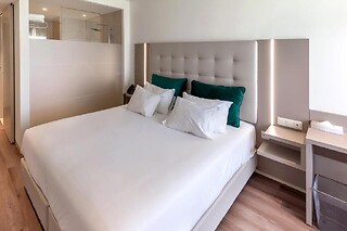 Uma noite em quarto duplo/twin + Tábua de queijos e cálice de vinho do Porto | Oporto Airport & Business Hotel (Maia, Porto)