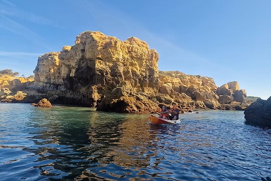 Passeio de Kayak pelas Grutas de Benagil para 1 | Surf4fun Albufeira (Albufeira)