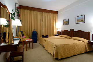 Uma noite em quarto duplo com pequeno-almoço e um jantar para 2 em Hotel Regina**** em Fátima (Santarém)