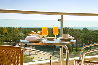Uma noite em quarto duplo/twin com pequeno-almoço e uma refeição para 2 | Monte Gordo Hotel Apartamentos & Spa (Monte Gordo)