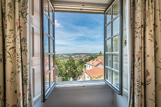 Uma noite em quarto superior com pequeno-almoço para 2 em Lawrence’s Hotel***** em Sintra (Lisboa)