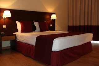 Duas noites em quarto duplo com pequeno-almoço, acesso ao minigolfe para 2 | BejaParque Hotel (Beja)