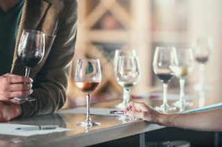 Visita guiada às instalações com prova de Alvarinho QM e degustação do queijo para 2 | Quintas de Melgaço, Agricultura e Turismo em Melgaço