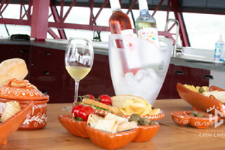 Prova de 3 Vinhos Serra Brava + Visita Adega + Degustação de Tapas para 2 | Herdade Canal Caveira (Grândola, Setúbal)