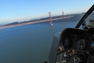 Voo de Helicóptero sobre o Rio Tejo para 2 | Portugal Helicopters (Algés, Lisboa)