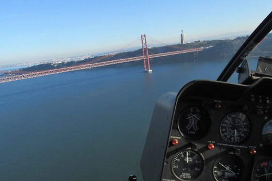Voo de Helicóptero sobre o Rio Tejo para 2 | Portugal Helicopters (Algés, Lisboa)