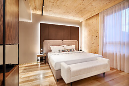 The Log Porto Hotel