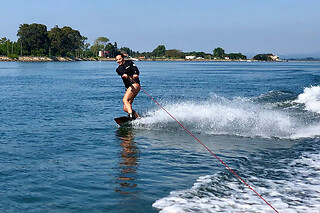 Sessão de wakeboard para 2 em Livin Barca em Torreira (Aveiro)