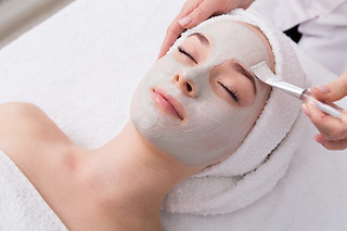 Um tratamento mini facial para 2 em Clínica Edge + em Massamá (Lisboa)