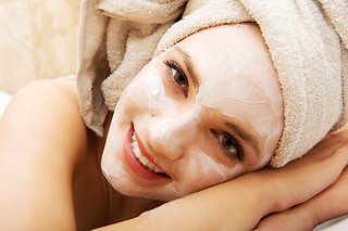 Um tratamento mini facial para 2 em Clínica Edge + em Massamá (Lisboa)
